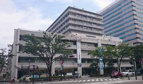 (一財)シルクセンター国際貿易観光会館 外観