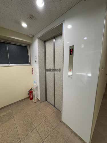２３山京ビル エレベーターホール2