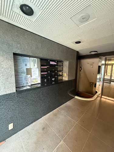 髭内ビル エントランス1