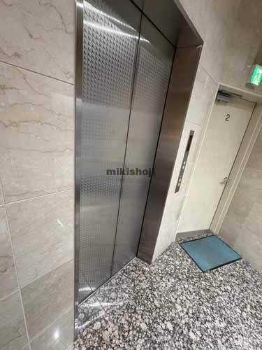 一宮市全域のレヴァンテビル エレベーターホール1
