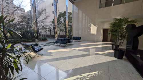 瀧定ビル エントランス2