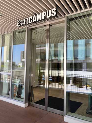 ｅｍＣＡＭＰＵＳ　ＷＥＳＴ エントランス1
