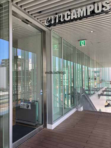 ｅｍＣＡＭＰＵＳ　ＷＥＳＴ エントランス2