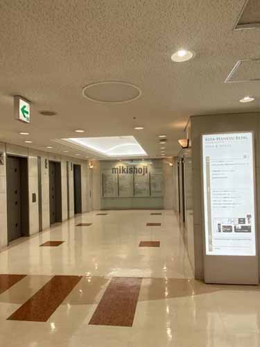 北阪急ビル エントランス4