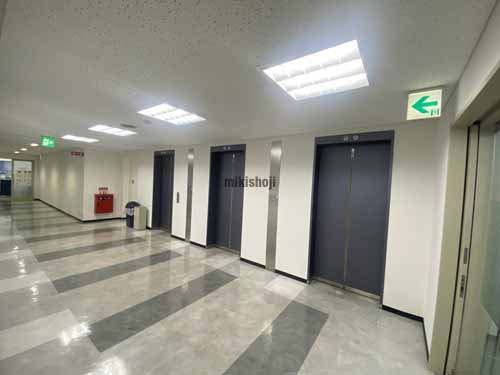 西阪急ビル エントランス3