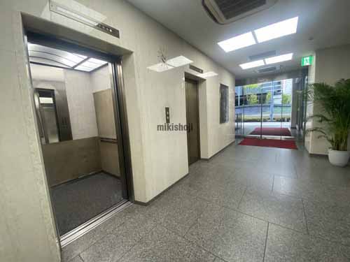 満電ビル エントランス1