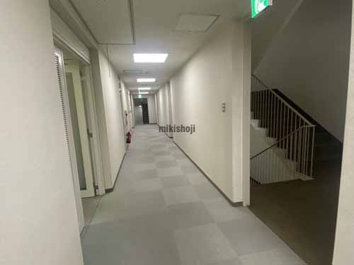 満電ビル エレベーターホール2