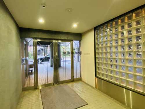 北久宝寺町～博労町の堺筋本町プラザビル エントランス4