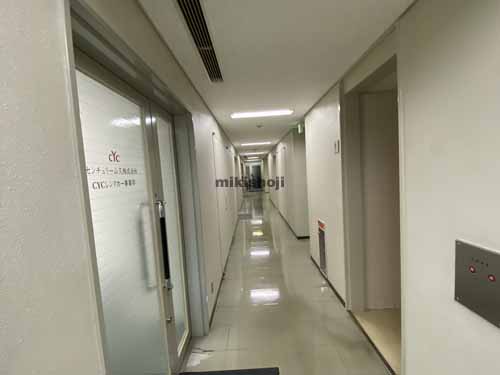 大阪岡本ビル エレベーターホール1