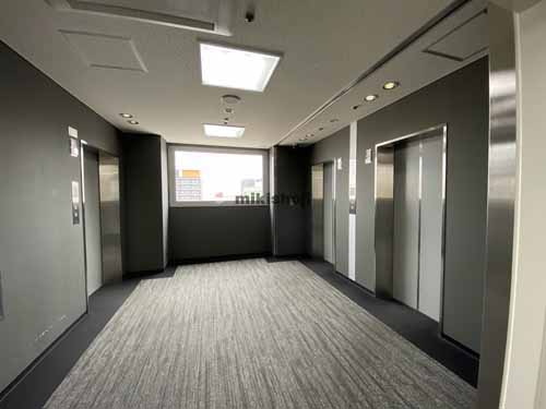 東中島・西淡路のルーシッドスクエア新大阪ビル エレベーターホール2