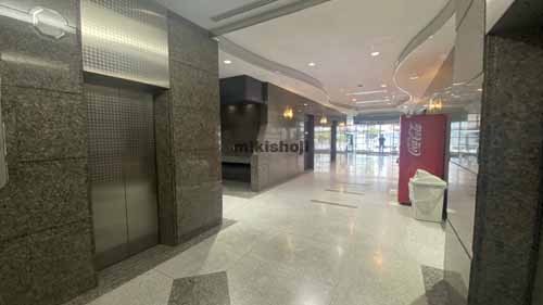 新大阪西浦ビル エントランス2