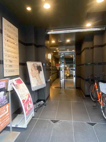 山中ビル エントランス2