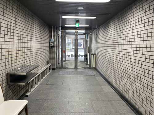 吹田市の丸信江坂ビル エントランス1