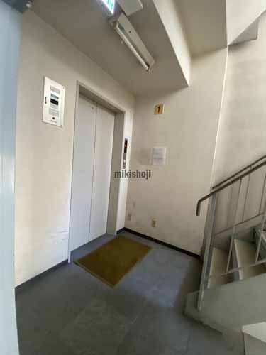 西村ビル エントランス1