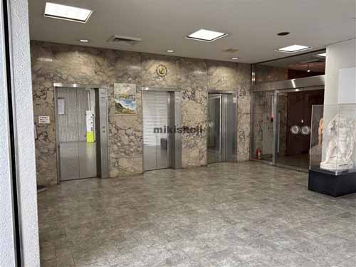 西新宿の松岡セントラルビル エレベーターホール1