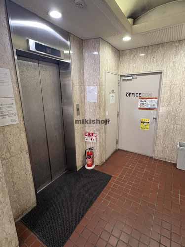山萬ビル エレベーターホール1