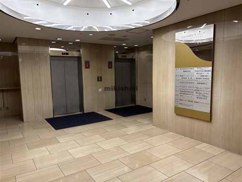 西新宿の新宿国際ビル（新館） エレベーターホール1