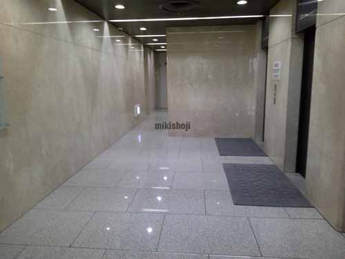 代々木・元代々木町の西新宿松屋ビル エントランス1