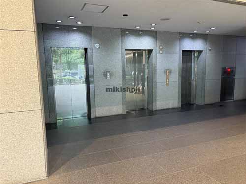 西新宿の住友不動産西新宿ビル３号館 エレベーターホール1
