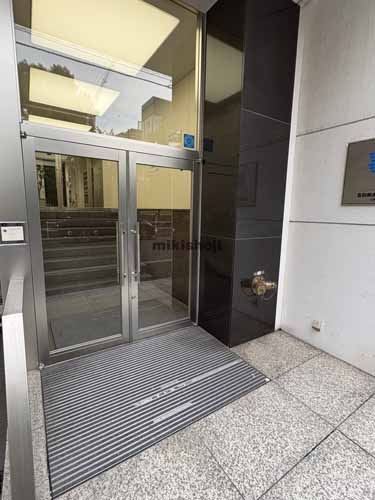 喜助新虎通りビル エントランス1