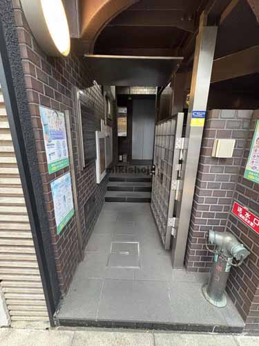 白川ビル エントランス1