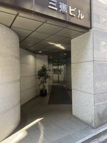 三恵ビル エントランス1