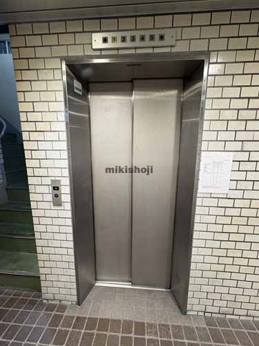 京橋の竹本ビル エレベーターホール1