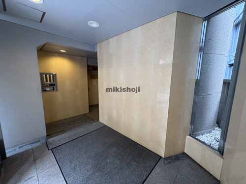 初台村上ビル エントランス2