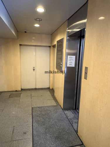 初台村上ビル エレベーターホール1