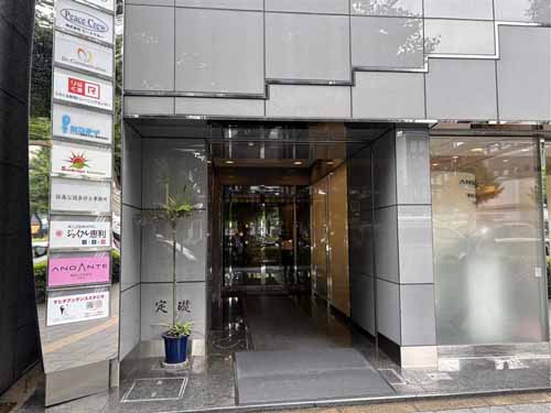 西新宿小出ビル エントランス1