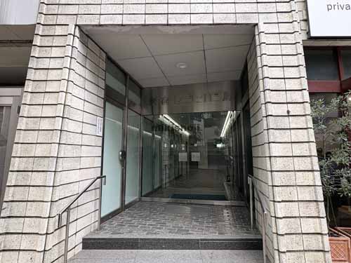 新宿・歌舞伎町の新宿セブンビル エントランス4