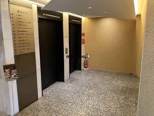新宿・歌舞伎町の安与ビル エレベーターホール1