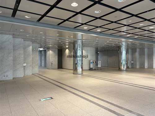 新宿モノリス エレベーターホール1