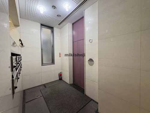 新宿・歌舞伎町のＭＲＣビル エレベーターホール1