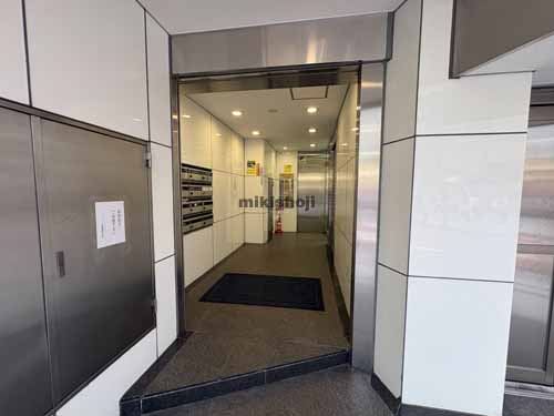 新宿・歌舞伎町の市嶋ビル エントランス1