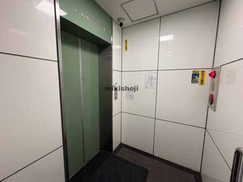 新宿・歌舞伎町の市嶋ビル エレベーターホール2