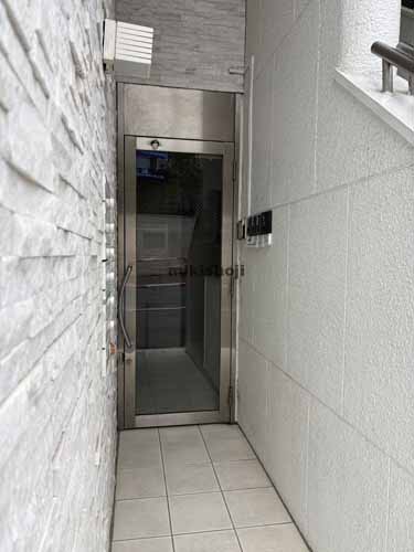 ＤｅＬＣＣＳ新宿御苑ビル エントランス1