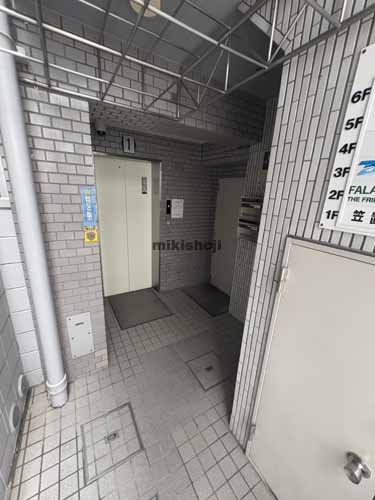 松苗ビル エレベーターホール1