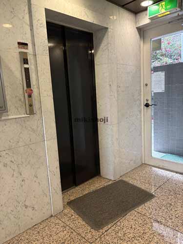 讃金ビル エントランス1