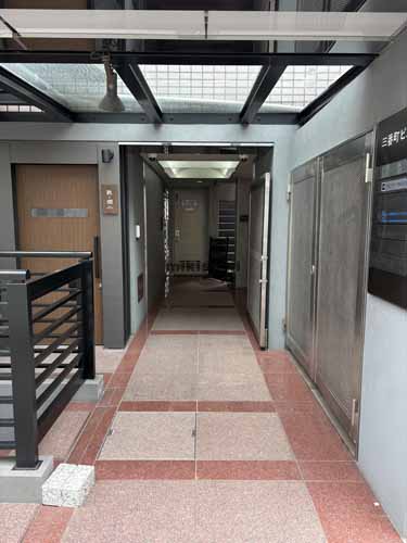 三番町ビル エントランス1