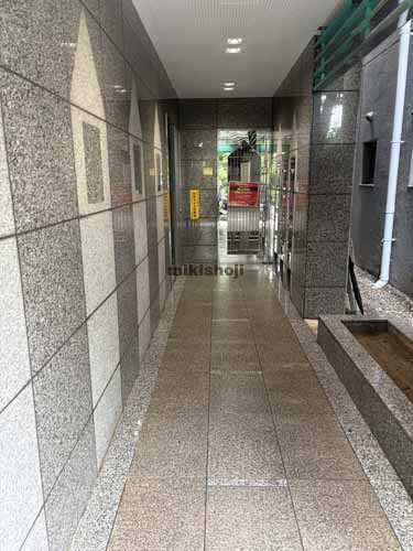 新宿・歌舞伎町の１５６御苑ビル エントランス1