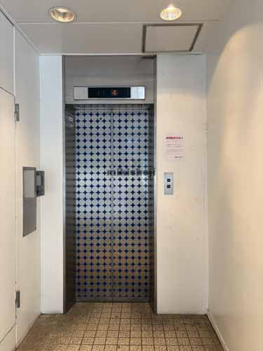 ひきだしのような家に エレベーターホール1
