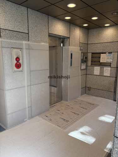 高輪のルート高輪ビル エレベーターホール1