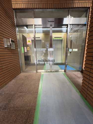 二引ビル エントランス1