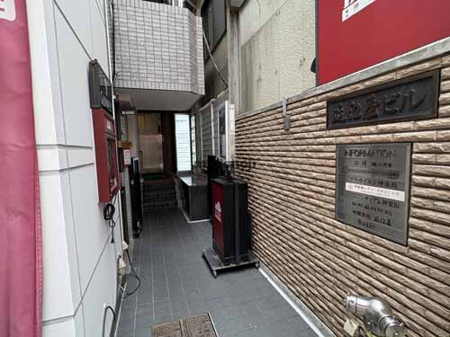 近江屋ビル エントランス2