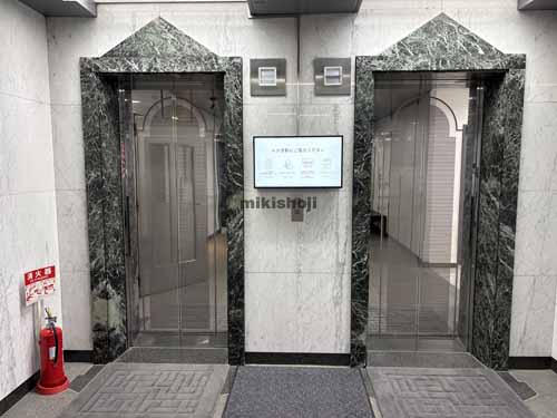 箪笥町・矢来町の牛込食糧ビル エレベーターホール1