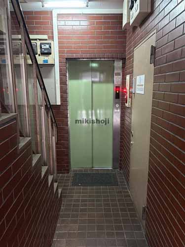 丸大ビル エレベーターホール1