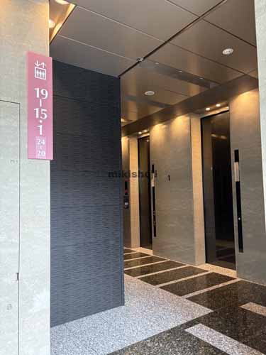 西新宿の住友不動産西新宿ビル エレベーターホール1