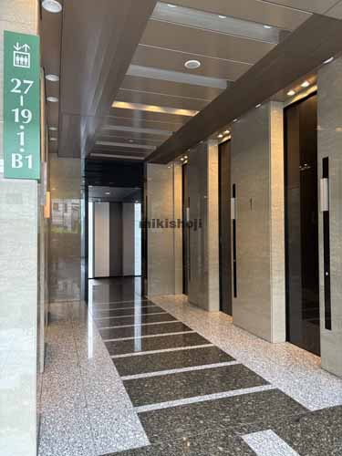 西新宿の住友不動産西新宿ビル エレベーターホール2