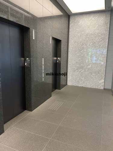 新橋の京阪神御成門ビル エレベーターホール1